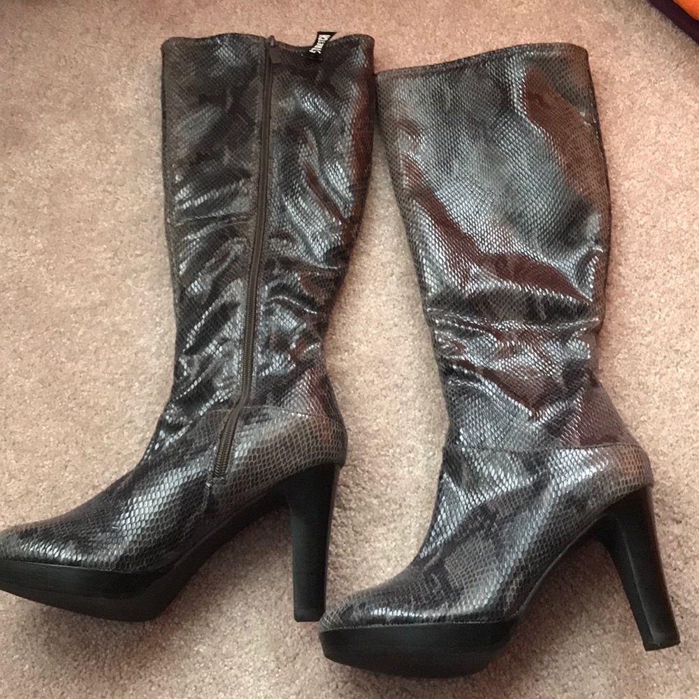 IMPO STRETCH ONTIC FAUX PYTHON PLATFORM BOOTS